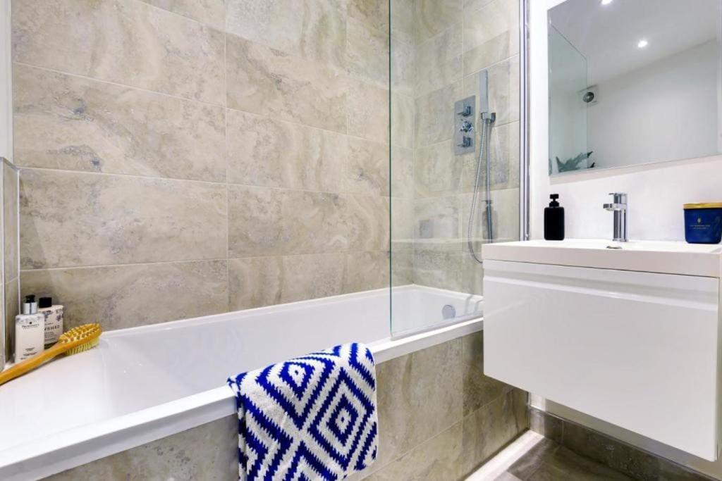 Amazing 3 Bed Interior Designed House With Garden - 114 The Hervey London Ngoại thất bức ảnh